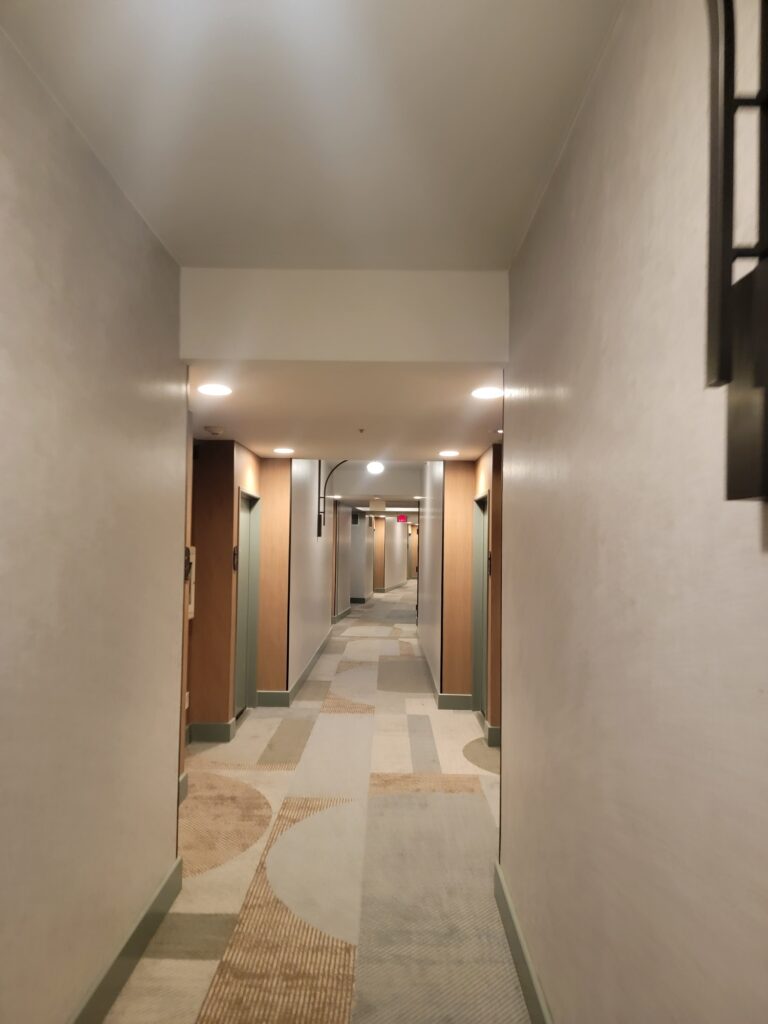 벽, 실내, 건물, 바닥재, 인테리어 디자인, 부지, 벽토, 천장, 픽스처, 집, 바닥, 방, 호텔, 문, 현관