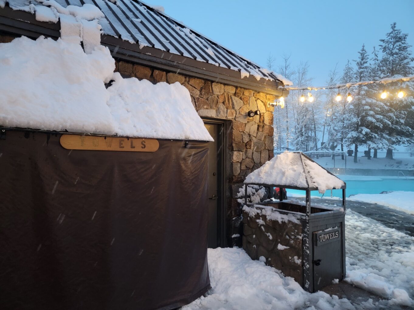 야외, 하늘, 눈, 폐기물 컨테이너, 결빙의, 건물, 겨울, 집, 강수, 덮은