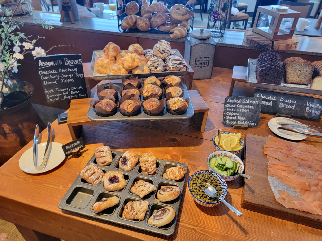 스낵, 텍스트, 테이블, 제빵 제품, 패스트푸드, 베이커리, 메뉴, 실내, 식사, 미식, 치케티, 요리 예술, 뷔페, 테이블웨어, 음식, 디스플레이, 디저트, 페이스트리, 표시된