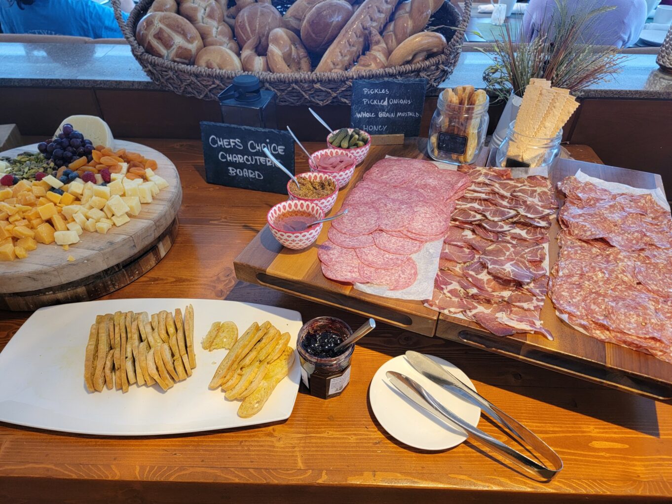 음식, 테이블, 미식, 패스트푸드, 식사, 고기, 실내, 플래터, 스낵, 테이블웨어, 샤퀴테리