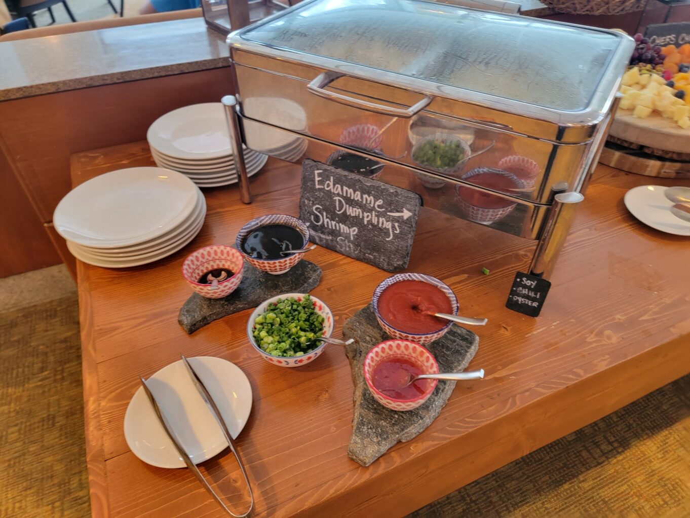 테이블웨어, 플래터, 접시, 식사, 음식, 사발, 식기, 실내, 브런치, 패스트푸드, 받침 접시, 요리 예술, 믹싱볼, 디너웨어 세트, 주방 도구, 서브웨어, 테이블, 바닥, 목재, 레스토랑