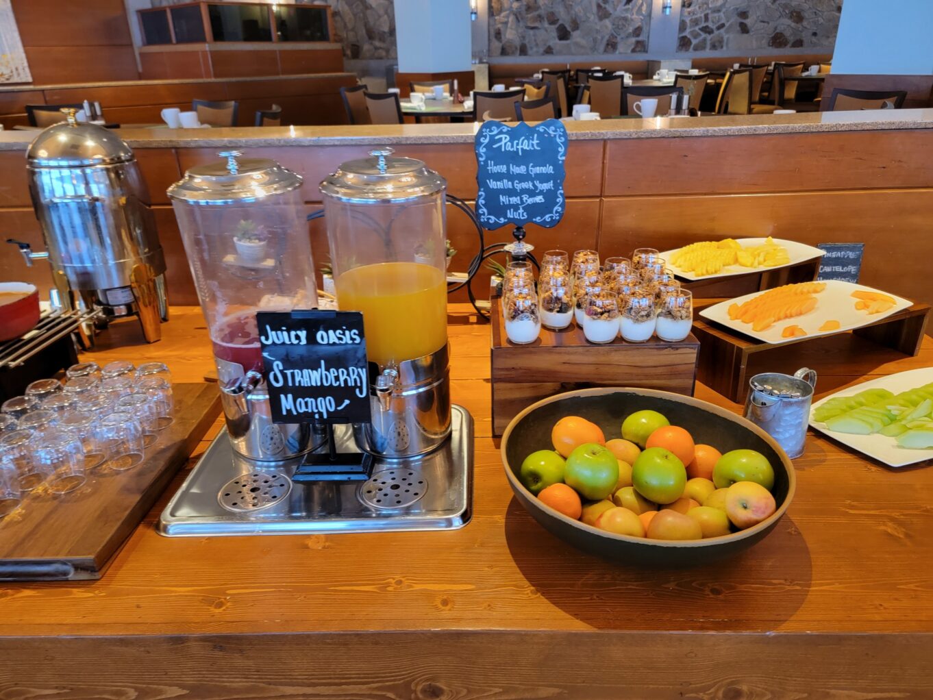 음식, 식사, 실내, 테이블웨어, 음료, 병, 브런치, 테이블, 목재, 다이닝, 레스토랑