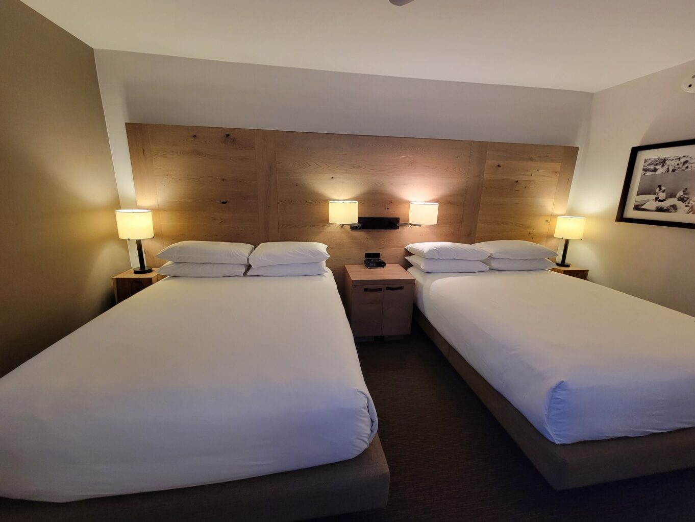 실내, 벽, 인테리어 디자인, 침구, 침대시트, 침대 프레임, 매트리스, 침대, 베개, 리넨, 이불 커버, 가구, 방, 스위트, 전등갓, 침실용 탁자, 천장, 부티크 호텔, 이불, 쿠션, 침실, 바닥, 호텔