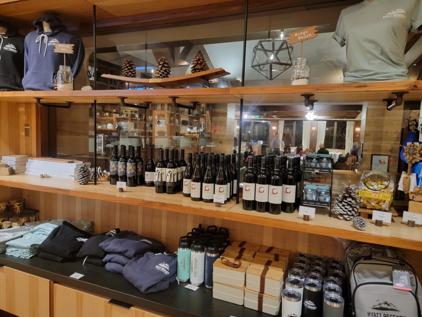 실내, 병, 숍, 주류 판매점, 선반, 벽, 유리병, 포도주, 매장