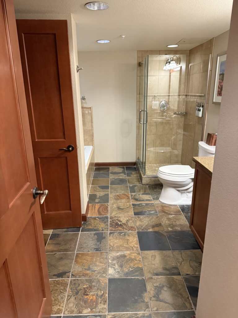 실내, 벽, 욕실, 배관 설비, 바닥, 문, 타일 바닥, 배관, 욕실 액세서리, 샤워실, 집, 화장실, 바닥재, 싱크대, 리모델링, 방, 천장, 타일, 혁신