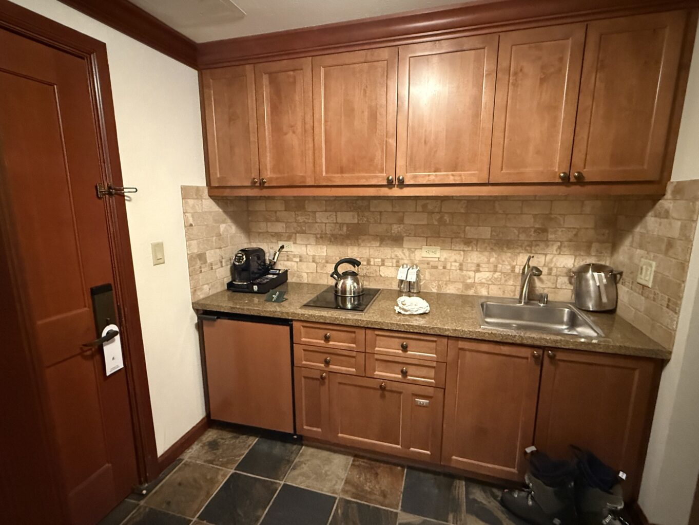 실내, 캐비닛, 수납장, 벽, 조리대, 찬장, 싱크대, 배관 설비, 수도꼭지, 주방가전, 서랍, 가전, 주방 싱크대, 바닥, 대형가전, 주방 스토브, 집, 타일, 스토브, 오븐, 가스 난로, 쿡탑, 방, 리모델링, 주방, 천장, 목재, 가전용품