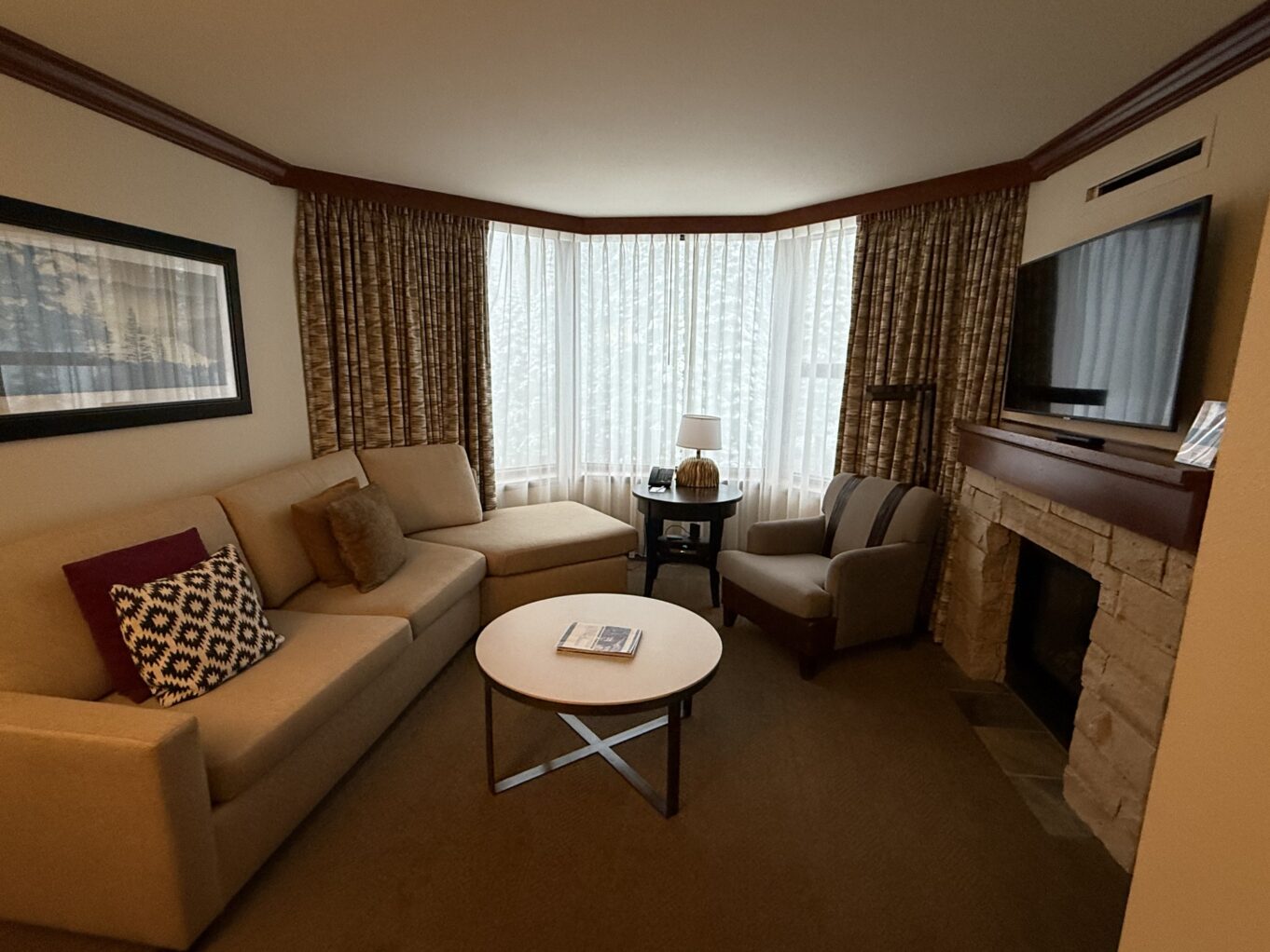 실내, 인테리어 디자인, 벽, 바닥, 소파, 커튼, 테이블, 커피 테이블, 창문, 창문 장식, 스튜디오 소파, 베개, 소파 침대, 창 커버, 아지트, 방, 러브시트, 쿠션, 거실, 리넨, 펜트하우스 아파트, 거울, 팔걸이, 클럽 의자, 천장, 호텔, 가구, 의자, 집