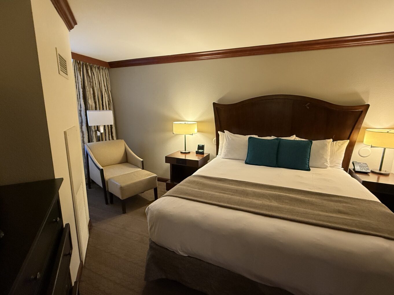 실내, 벽, 인테리어 디자인, 침구, 침대시트, 베개, 장면, 침대 프레임, 리넨, 매트리스, 가구, 이불 커버, 침대, 침실, 방, 침실용 탁자, 스위트, 전등갓, 쿠션, 부티크 호텔, 이불, 램프, 창문 장식, 침대 스커트, 바닥, 천장, 호텔, 휴가