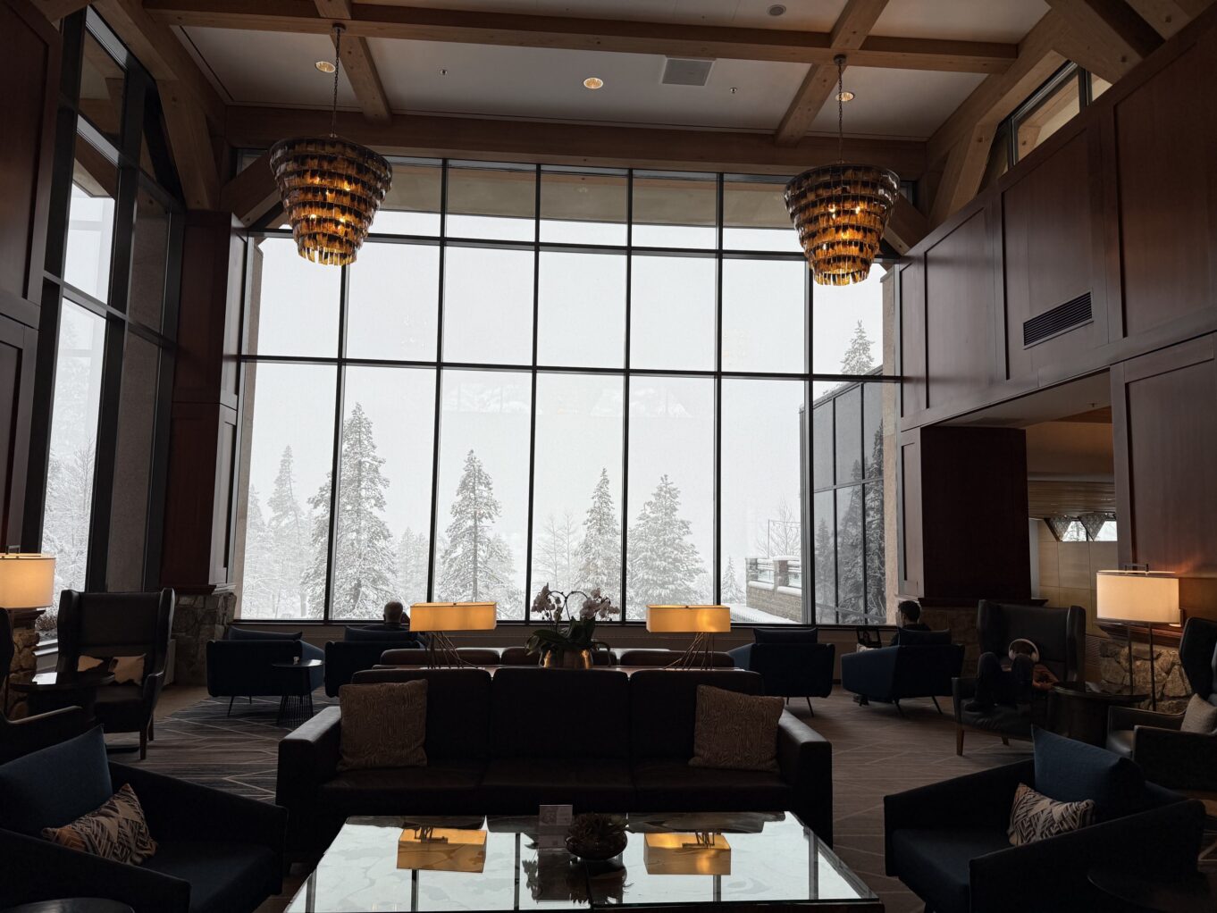 실내, 가구, 인테리어 디자인, 의자, 창문, 천장, 벽, 커피 테이블, 천장 설비, 테이블, 방, 홀