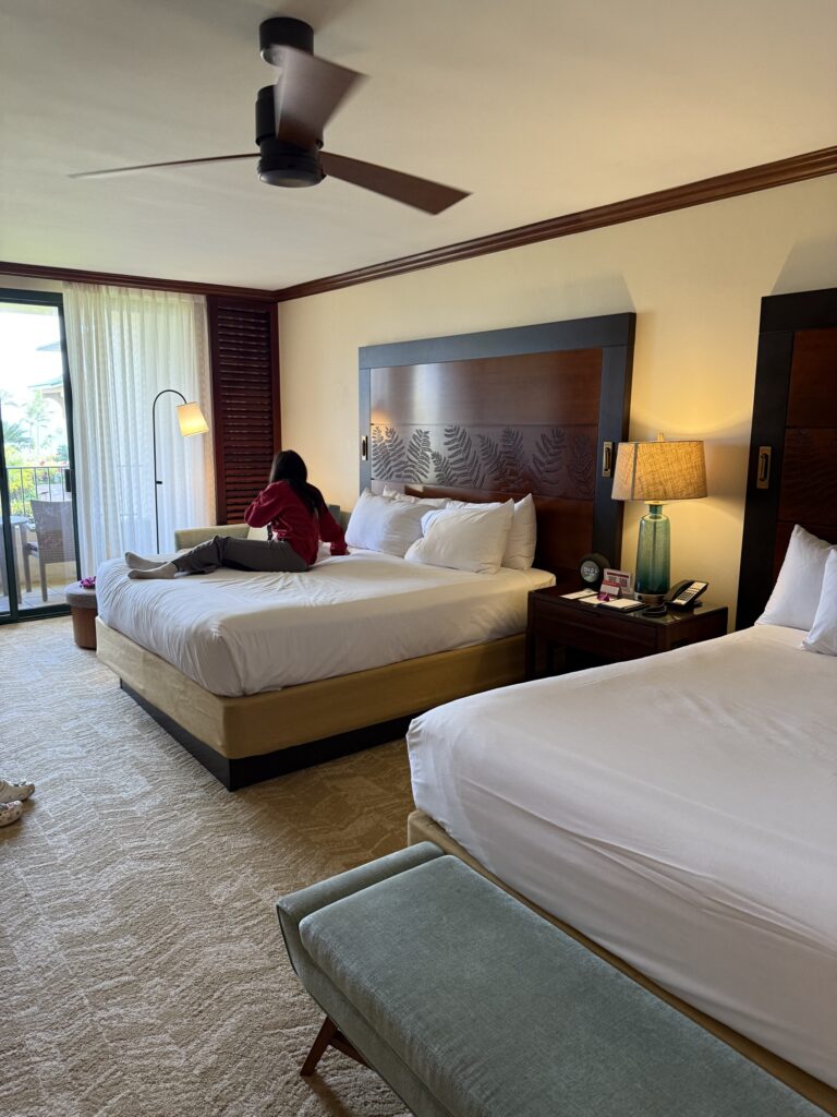 실내, 벽, 인테리어 디자인, 장면, 베개, 방, 천장, 침구, 침대시트, 가구, 리넨, 매트리스, 이불 커버, 침대 프레임, 스위트, 창문 장식, 바닥, 전등갓, 부티크 호텔, 침실용 탁자, 쿠션, 침실, 천장 선풍기, 침대, 창 커버, 집, 기계식 선풍기, 바닥재, 이불, 램프, 커튼, 침대 스커트, 천장 설비, 호텔