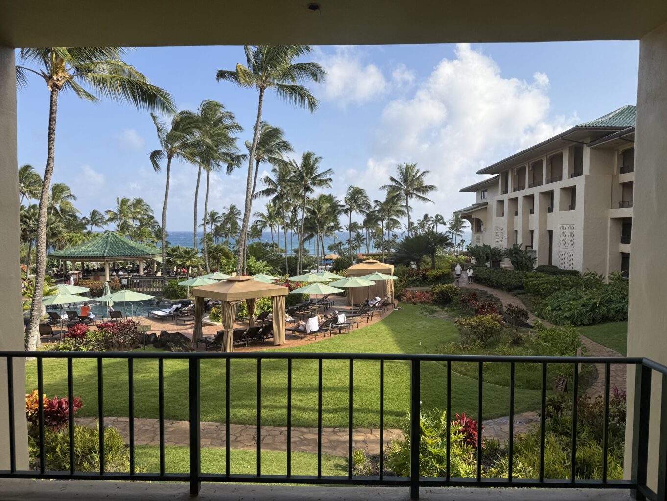 건물, 야외, 나무, 구름, 식물, 하늘, 현관, 야자수, 창문, 울타리, 휴가, 발코니, 집