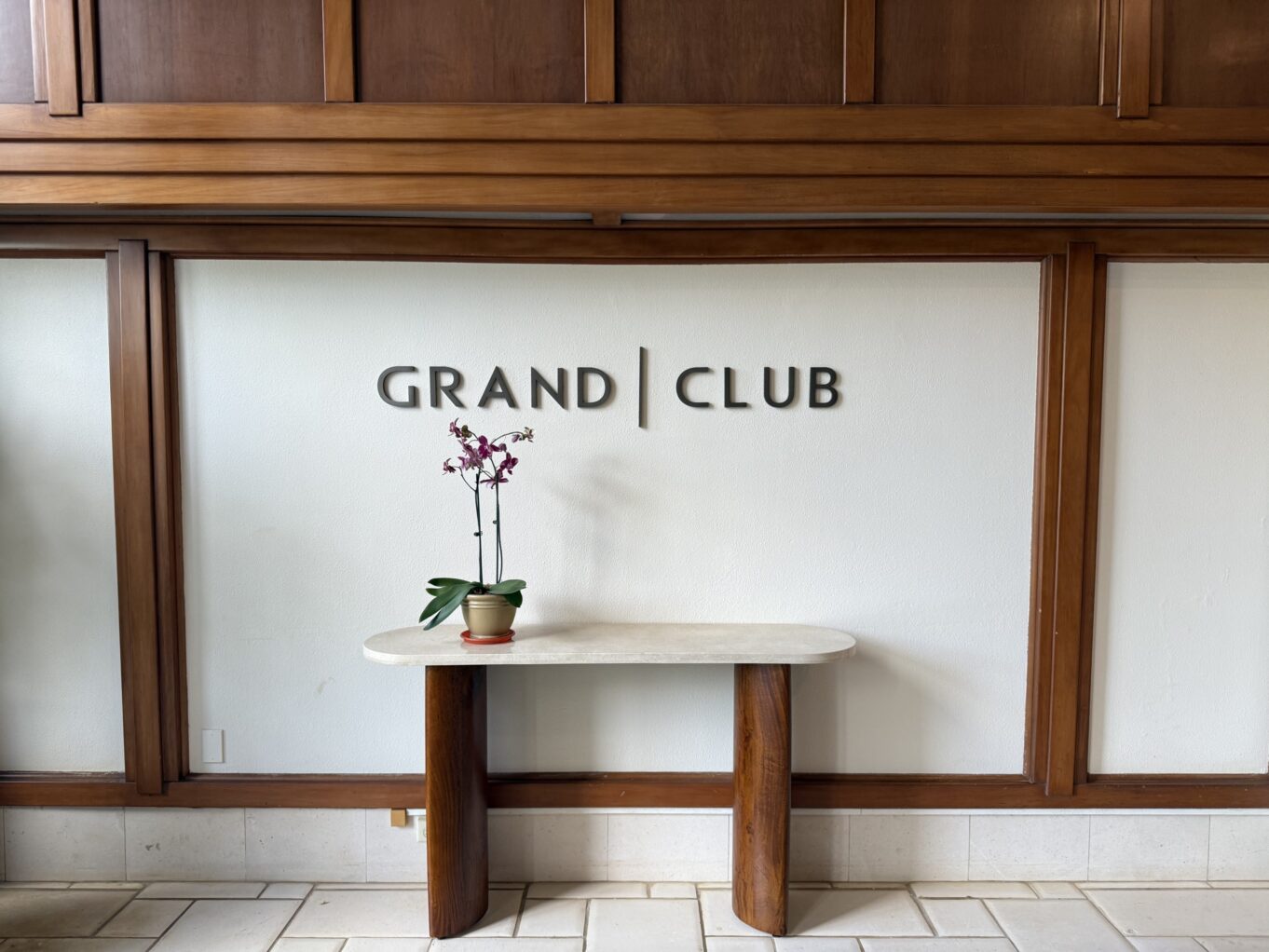 벽, 텍스트, 가구, 실내, 실내용 화초, 인테리어 디자인, 테이블, 바닥, 목재, 꽃, 디자인