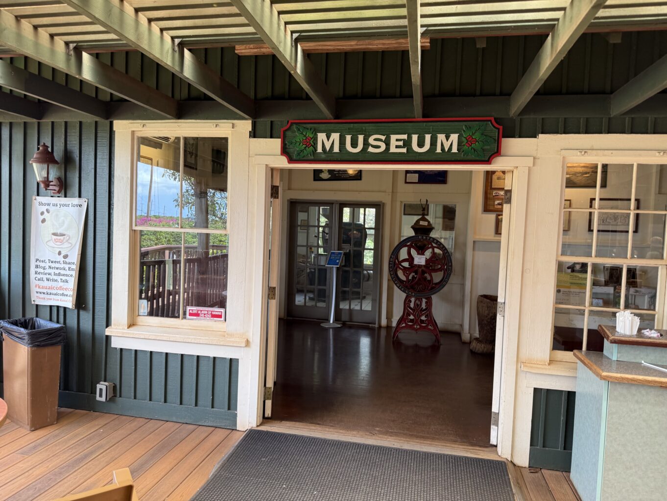 가구, 바닥, 건물, 문, 테이블, 천장, 빔, 목재, 실내, 창문, 매장, 야외