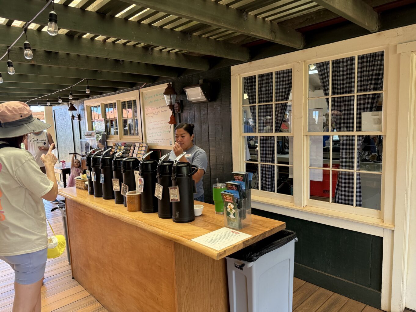 병, 의류, 사람, 실내, 음료, 조리대, 포도주, 벽, 천장, 스탠딩, 바닥, 사람들