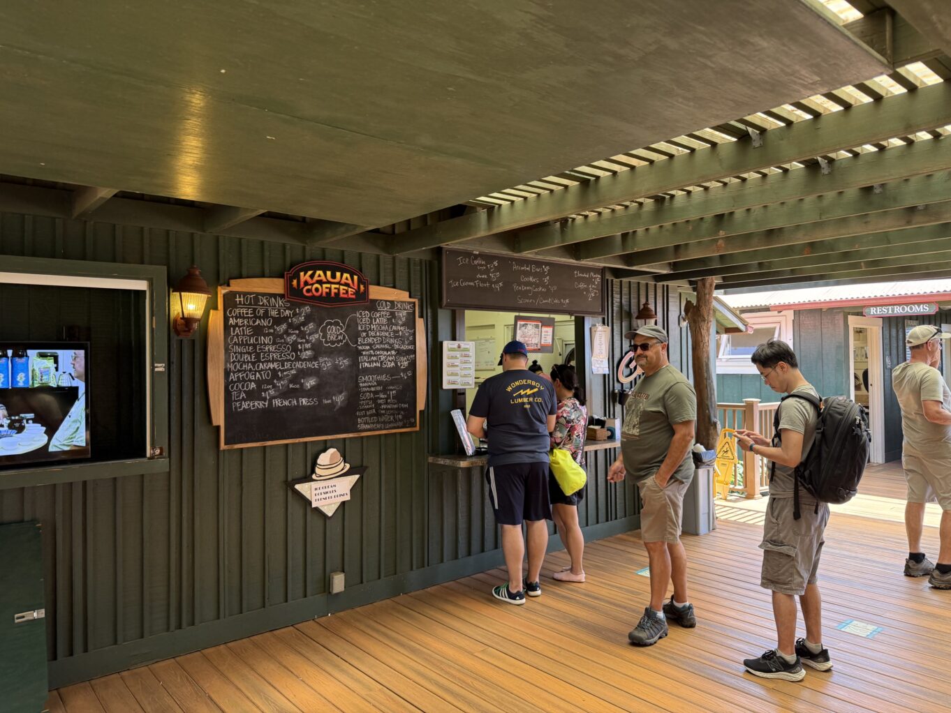 신발류, 의류, 텍스트, 사람, 천장, 사람들, 바닥, 실내, 벽, 스탠딩