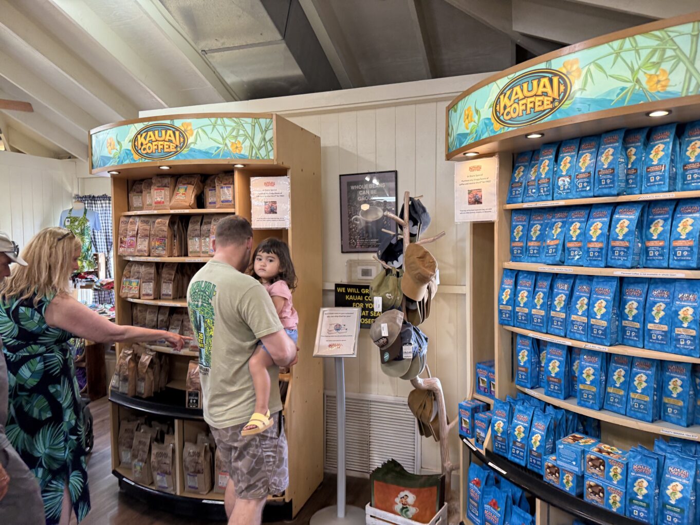 의류, 사람, 소매, 편의점, 신발류, 실내, 슈퍼마켓, 스탠딩, 고객, 식료품점, 숍, 텍스트, 매장, 벽, 천장, 선반, 음식