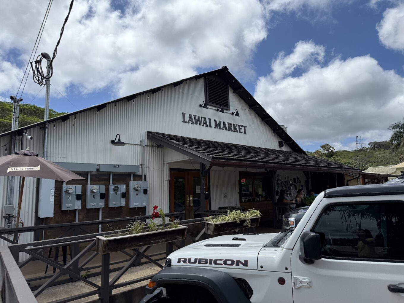 야외, 하늘, 육상 차량, 차량, 구름, 타이어, 바퀴, 자동차 부품, 건물, 텍스트, 스포츠 유틸리티 차량, 트럭, 자동차 운반용 적재선반, 자동차 외장, 자동차 러기지 랙, 루프랙, 자동차, 주차된, 여행, 지붕, 지프