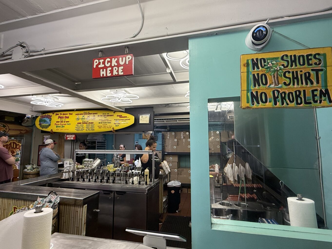 텍스트, 실내, 의류, 천장, 사람, 음식, 레스토랑