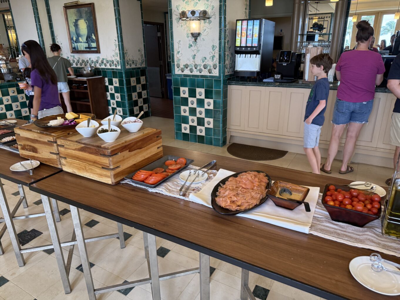 의류, 실내, 사람, 음식, 스낵, 패스트푸드, 식사, 테이블, 벽, 숍, 바닥, 사람들, 여성, 스탠딩