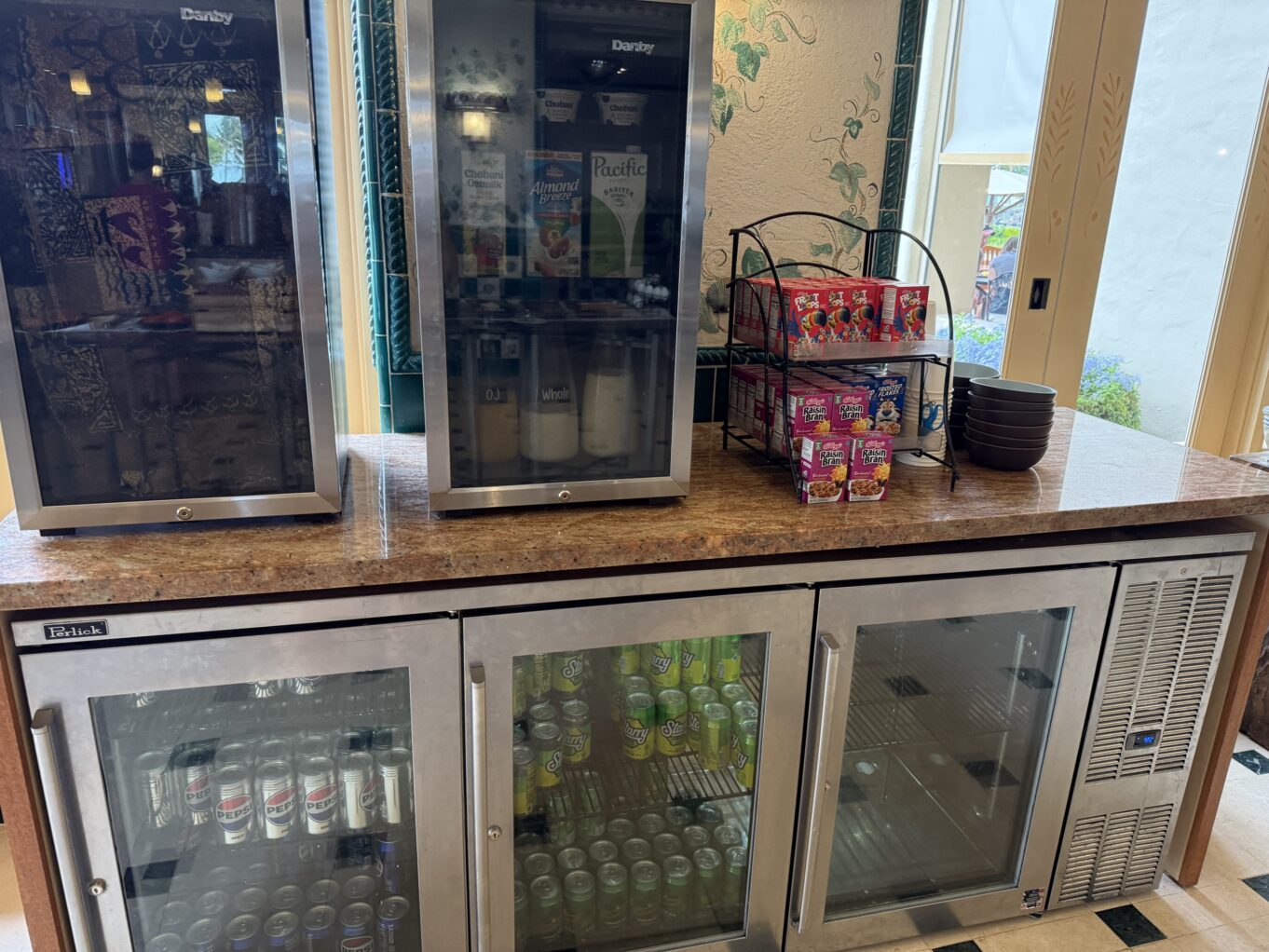 창문, 가전, 실내, 수납장, 유리, 바닥, 전자파, 야외