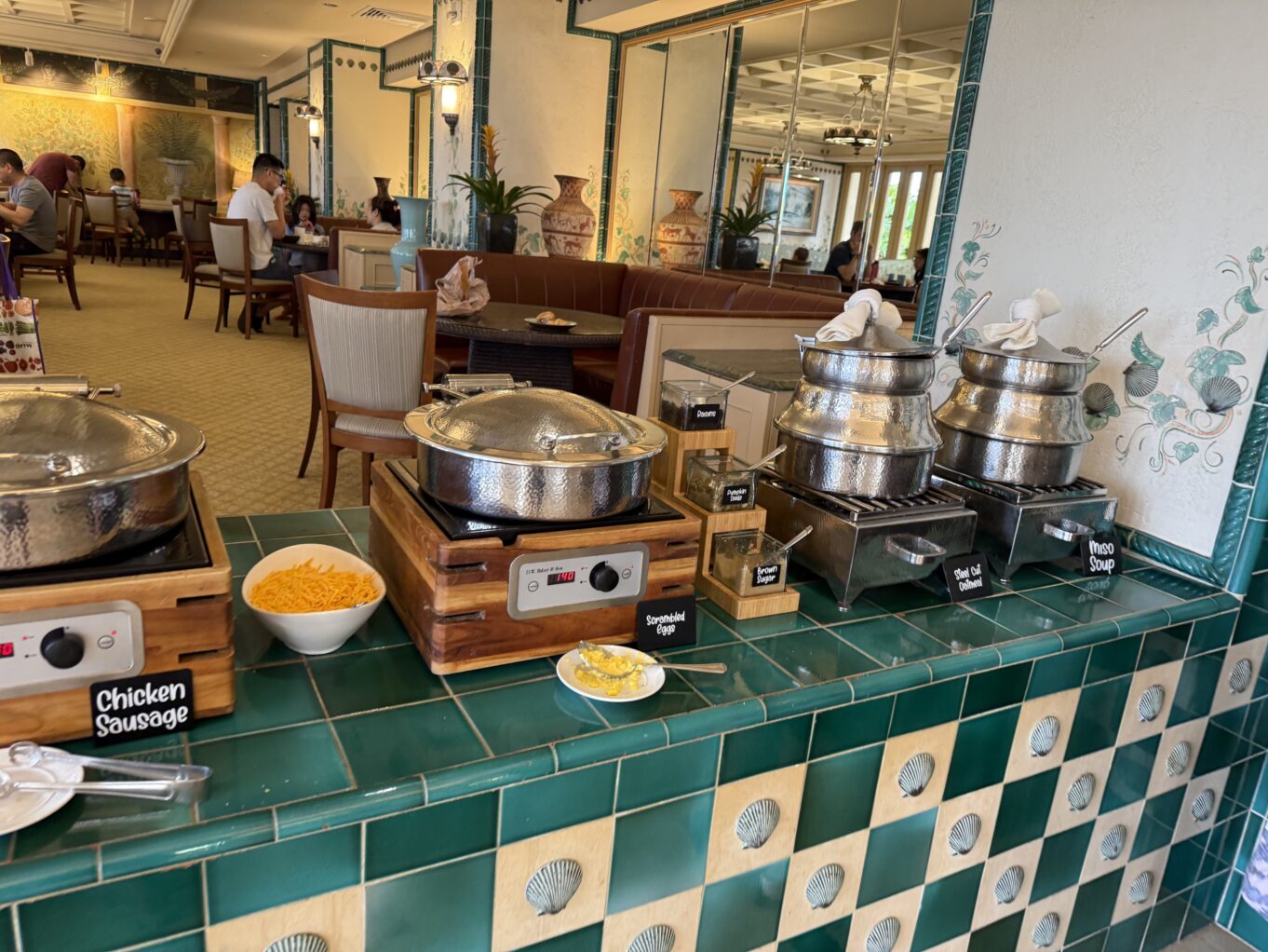 실내, 벽, 조리대, 주방가전, 사발, 테이블, 주방, 음식, 바닥, 냄비, 요리, 뷔페