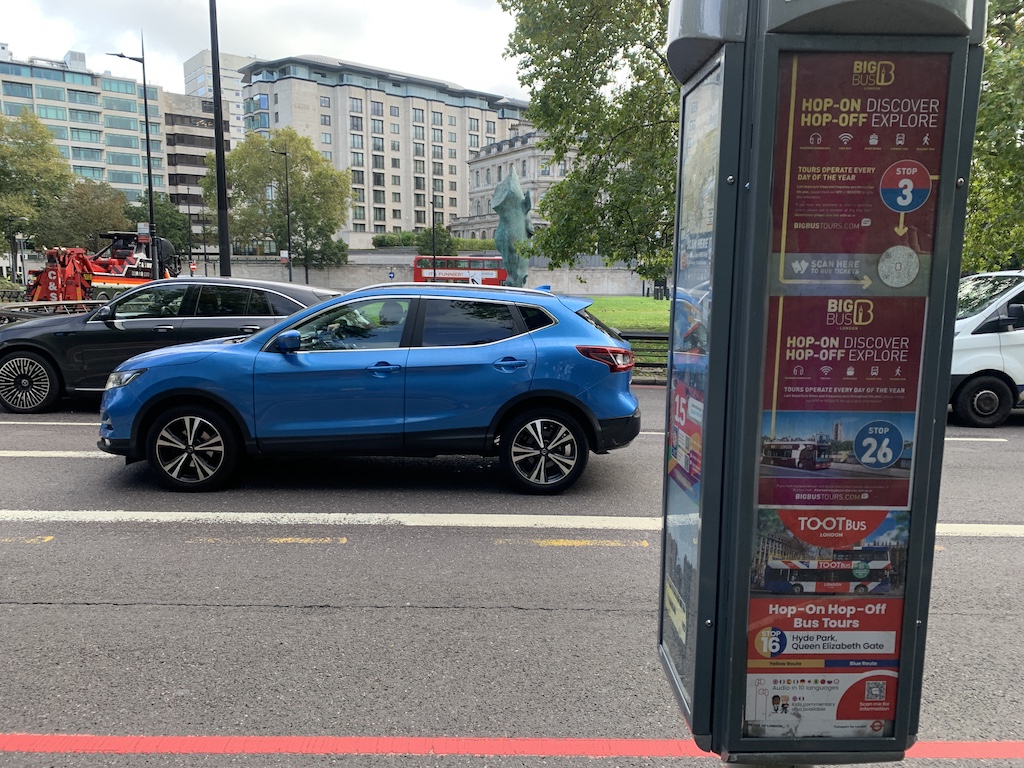 텍스트, 차량, 육상 차량, 야외, 바퀴, 자동차, 타이어, 도로, 교통, 자동차 외장, 거리, 주차, 블루, 표지판