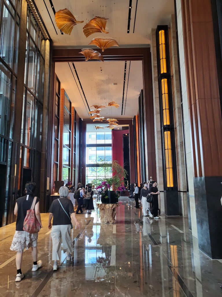 의류, 신발류, 건물, 실내, 로비, 사람들, 사람, 바닥, 창문, 거리, 천장, 그룹, 시티