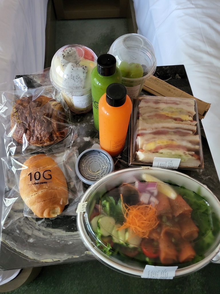 음식, 테이블, 테이블웨어, 요리, 패스트푸드, 브런치, 점심, 접시, 저녁 식사, 실내, 빵, 당근, 테이크아웃 음식, 사발, 아침 식사, 음료, 채소, 오렌지, 고기, 컵, 식사, 트레이