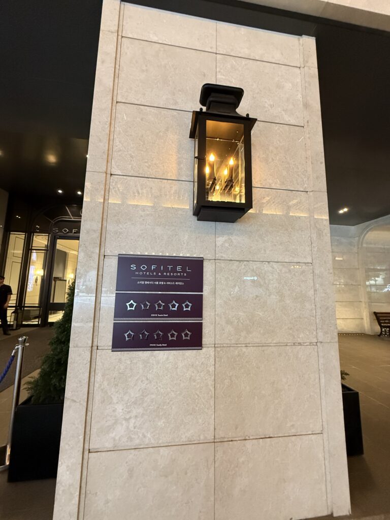 건물, 텍스트, 야외, 기념, 벽, 표지판, 빛, 돌
