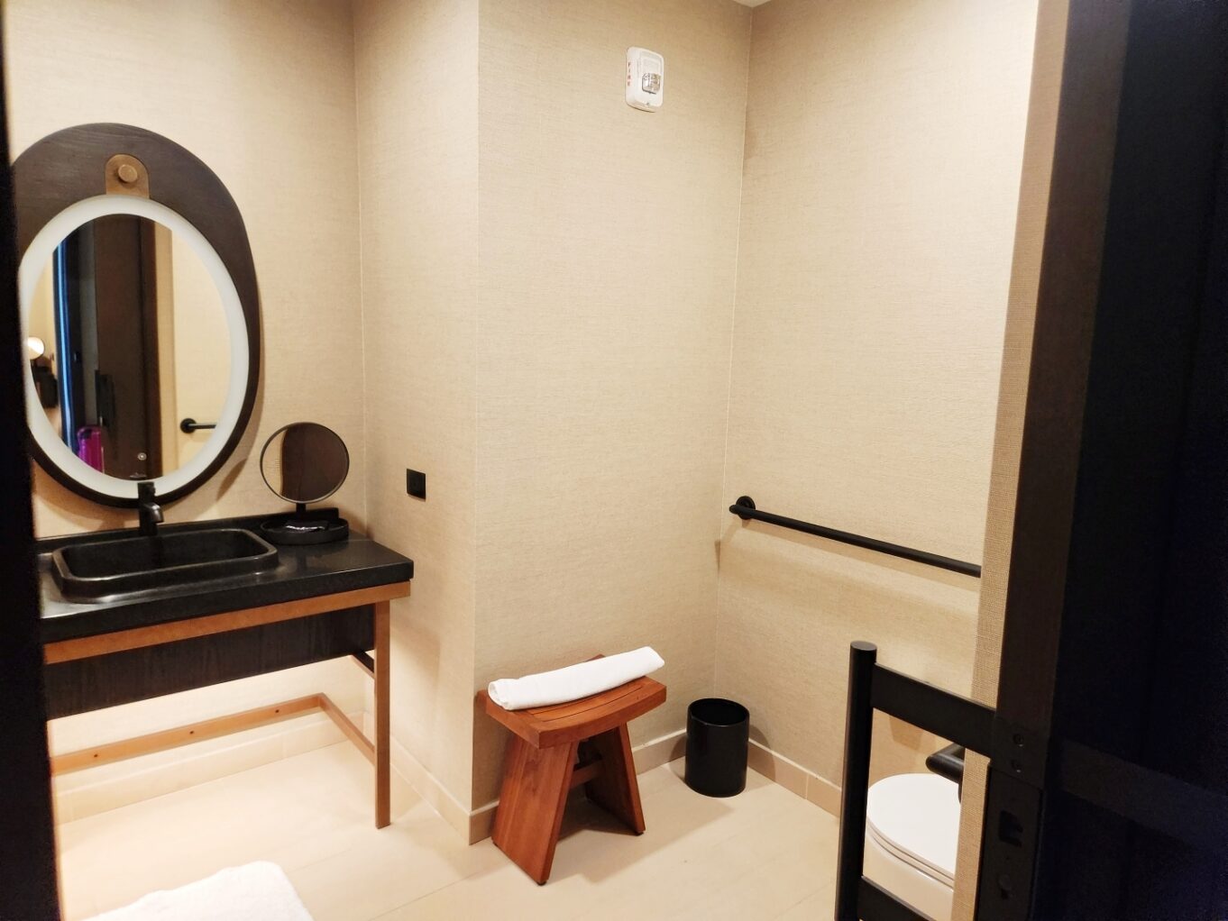 벽, 실내, 욕실, 거울, 인테리어 디자인, 욕실 액세서리, 배관 설비, 방, 수도꼭지, 가구, 서랍, 수납장, 호텔, 바닥, 싱크대, 세면대, 화장실, 수건, 화장대