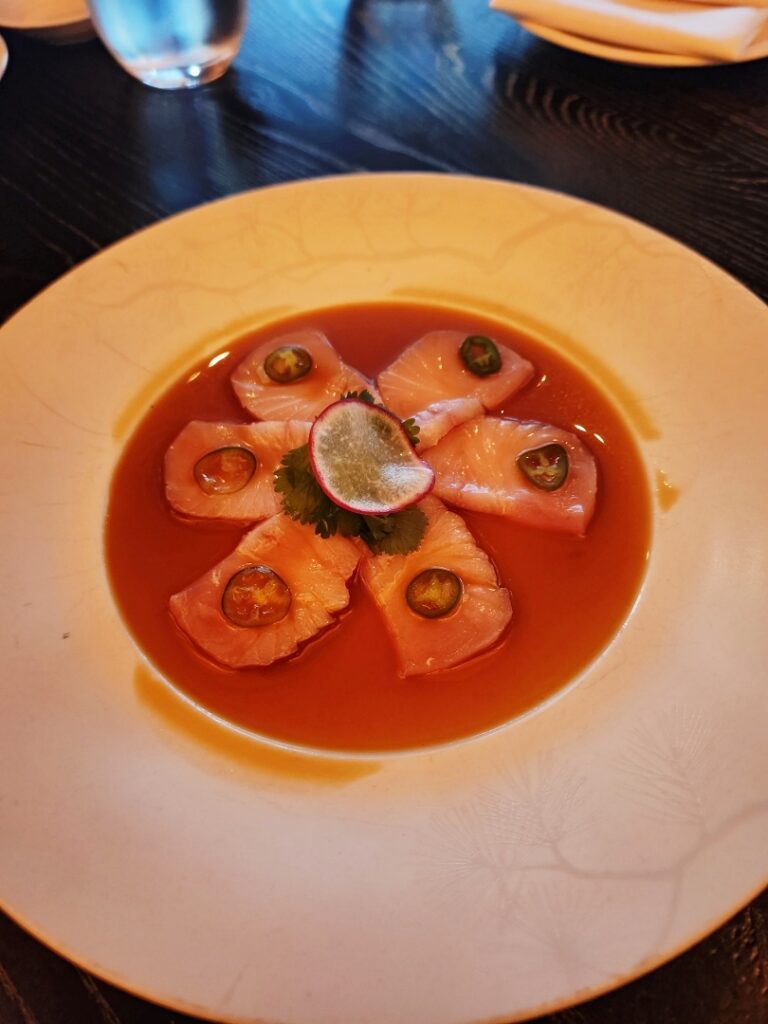 수프, 요리, 테이블웨어, 접시, 음식, 테이블, 플래터, 식기, 실내, 사발, 컵, 토마토, 레스토랑