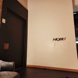 벽, 실내, 가구, 인테리어 디자인, 문, 바닥재, 베개, 소파, 방, 바닥, 디자인, 호텔, 예술