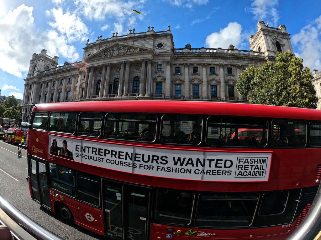 하늘, 야외, 구름, 버스, 차량, 레드, 육상 차량, 이층버스, 운송 모드, 텍스트, 대중 교통, 거리, 시티, 어안, 큰, 교통