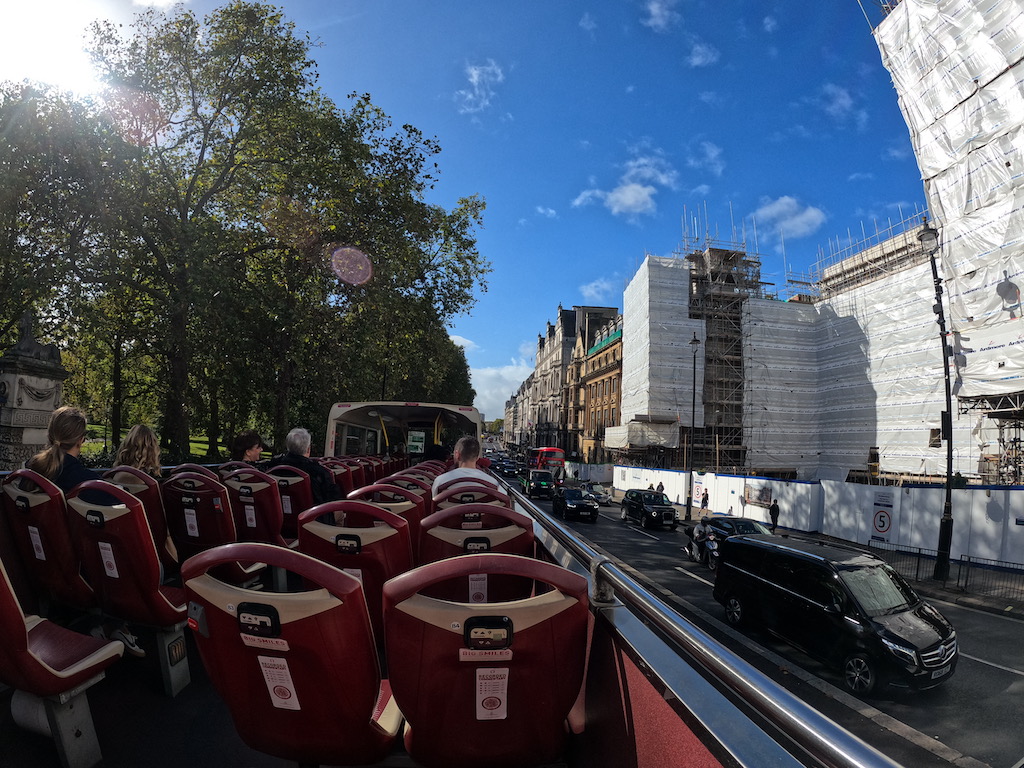 하늘, 야외, 구름, 나무, 폐기물 컨테이너, 건물, 줄을 선, 레드, 시티, 거리, 여행