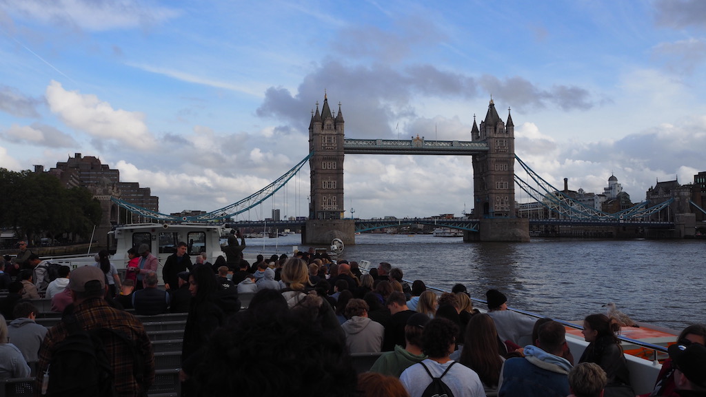 야외, 하늘, 구름, 사람, 사람들, 의류, 물, 건물, 여성, 호수, 강, 시티, 군중, 큰, 다리