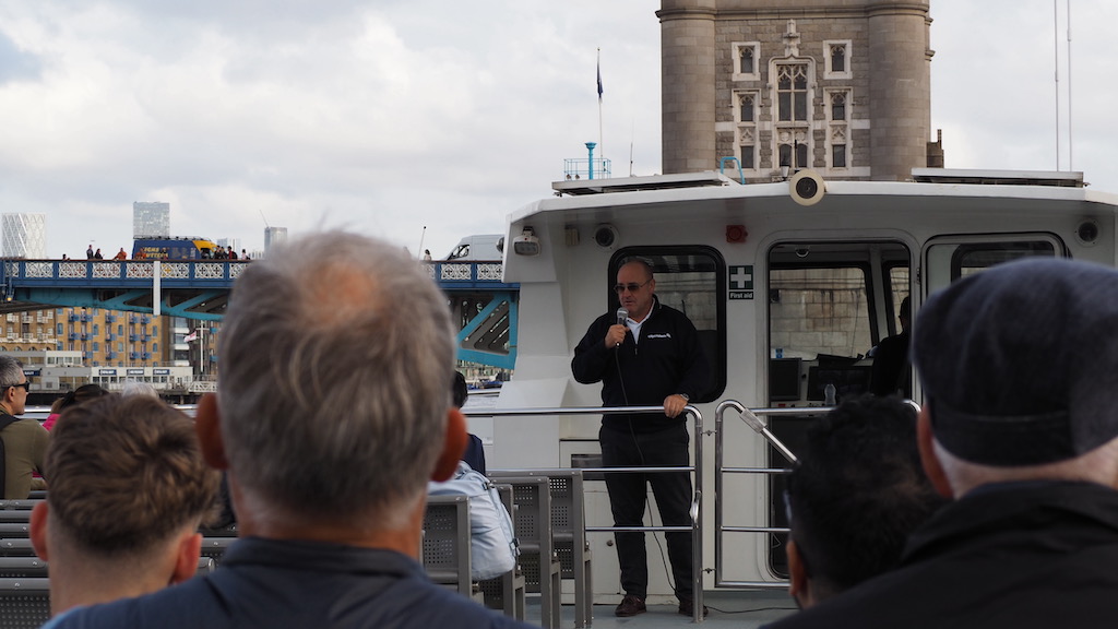 하늘, 사람, 야외, 의류, 건물, 구름, 차량, 배, 사람들, 스탠딩, 시티, 선박, 보트, 군중