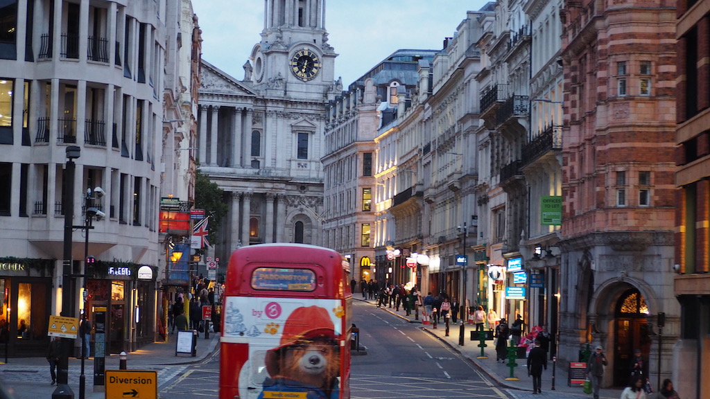 건물, 야외, 하늘, 길, 차량, 육상 차량, 도시, 도로, 보행자, 시티, 주변지역, 교통, 다운타운, 공공 장소, 거리, 사람들, 사람, 여행