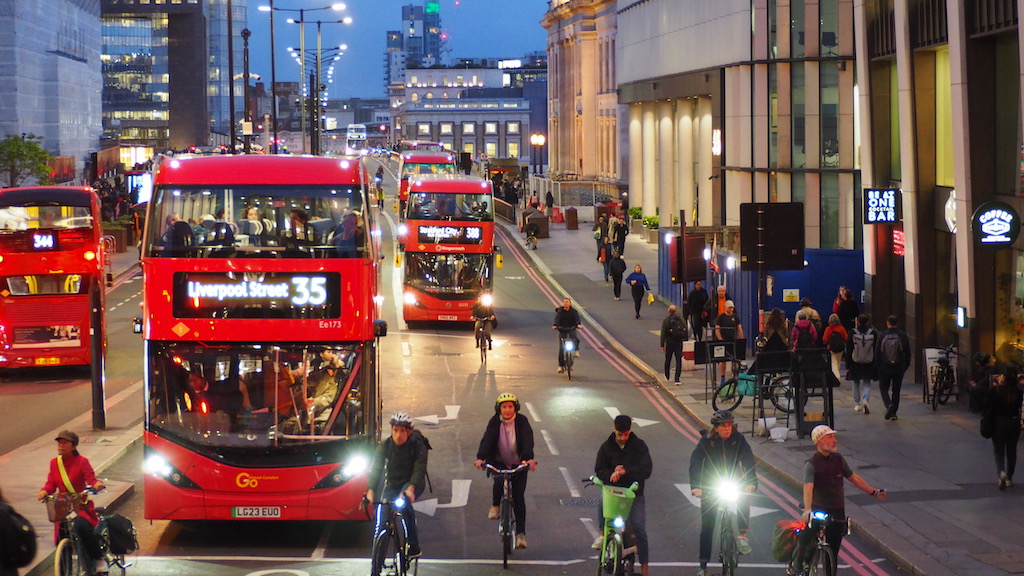 육상 차량, 차량, 버스, 야외, 건물, 도로, 거리, 시티, 교통, 이층버스, 운송 모드, 텍스트, 보행자, 사람들, 레드