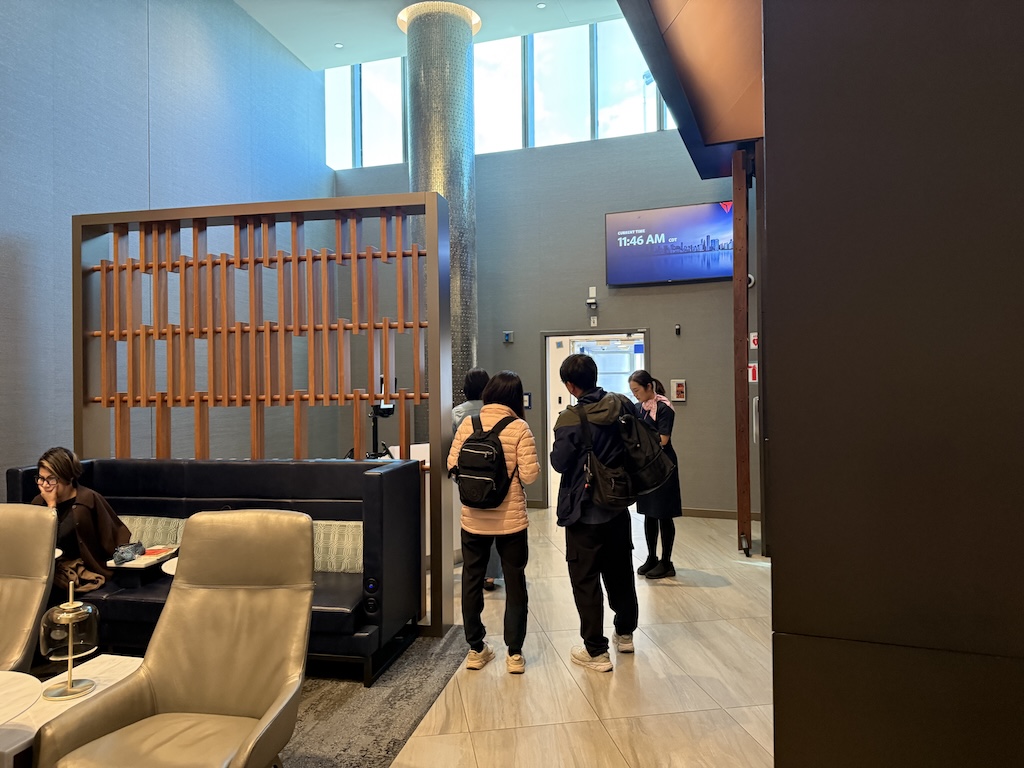 의류, 실내, 신발류, 벽, 가구, 사람, 인테리어 디자인, 소파, 바닥, 여성, 방, 사람들