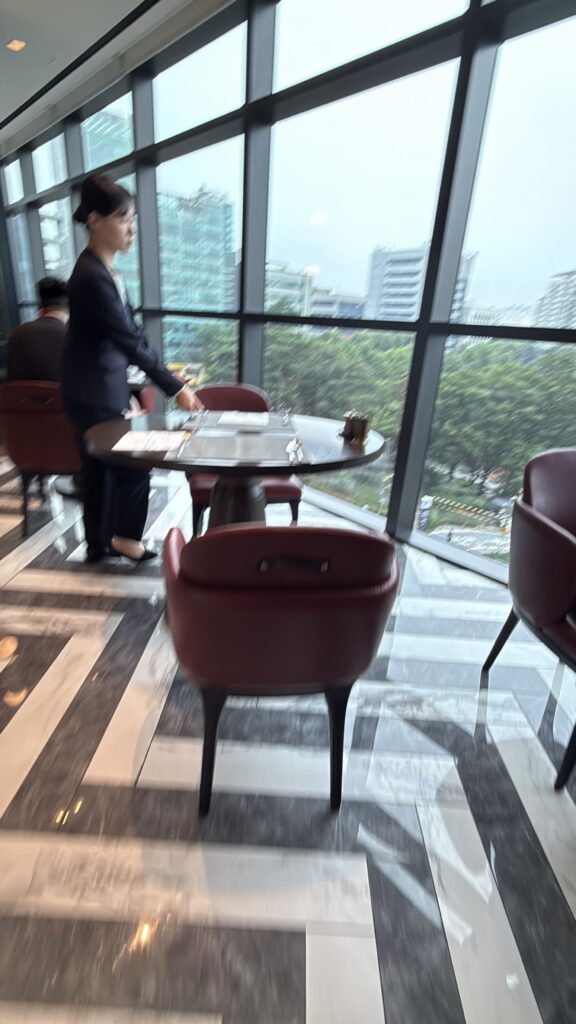 가구, 창문, 테이블, 의류, 사람, 의자, 커피 테이블, 신발류, 바닥, 실내