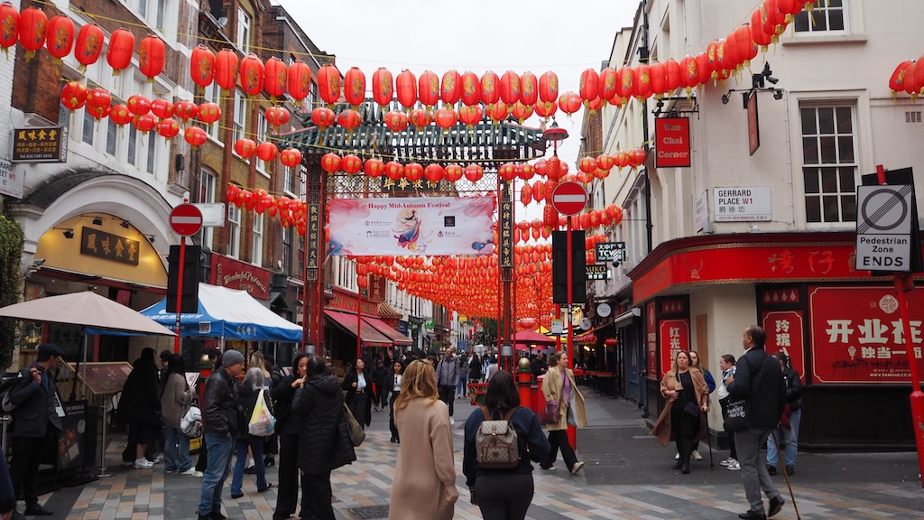 야외, 건물, 의류, 사람, 거리, 여성, 사람들, 보행자, 신발류, 도시, 하늘, 청바지, 공공 장소, 시장, 우산, 마켓플레이스, 바자, 걷기, 표지판, 레드, 시티, 군중, 스탠딩, 숍