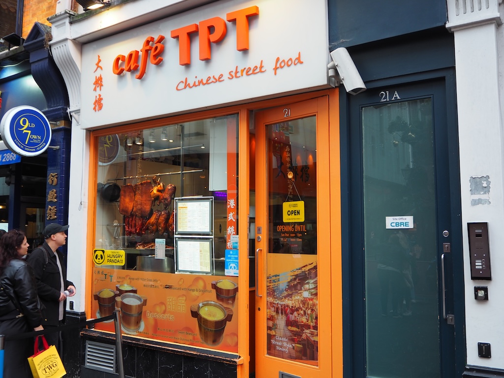 텍스트, 거리, 야외, 건물, 숍, 의류, 문, 패스트푸드, 사람, 표지판, 시티, 매장, 사람들, 레스토랑