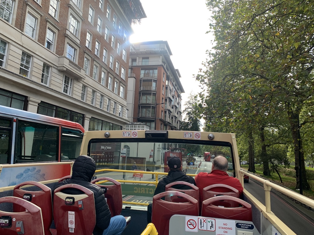 야외, 나무, 버스, 차량, 건물, 하늘, 육상 차량, 교통, 레드, 사람, 거리, 시티, 줄을 선, 사람들, 보도