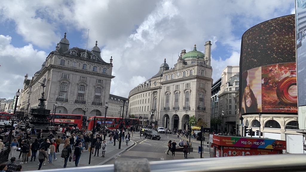 구름, 야외, 하늘, 건물, 육상 차량, 차량, 거리, 광고판, 도시, 도시 광장, 버스, 다운타운, 보행자, 도로, 시티, 여행, 사람들, 큰, 사각형