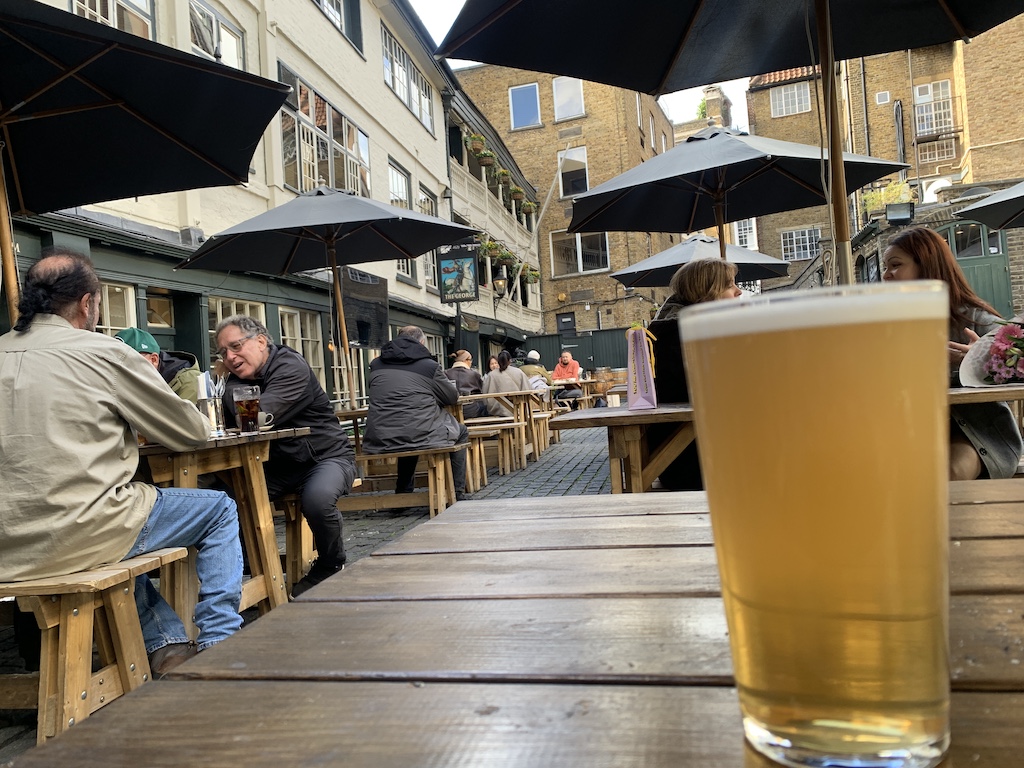 사람, 파인트, 의류, 알코올 음료, 파인트 유리잔, 야외, 테이블, 맥주잔, 밀 맥주, 바웨어, 음료용기, 맥주, 거리, 사람들, 알코올, 컵, 바, 지상, 음료, 레스토랑