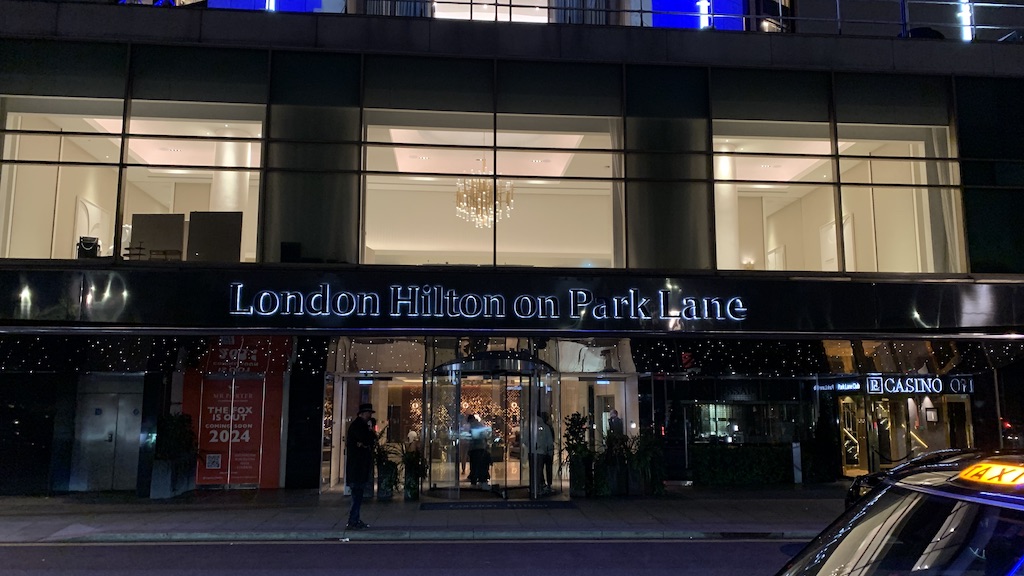 건물, 텍스트, 차량, 육상 차량, 야외, 창문, 자동차, 거리, 밤, 시티, 빛