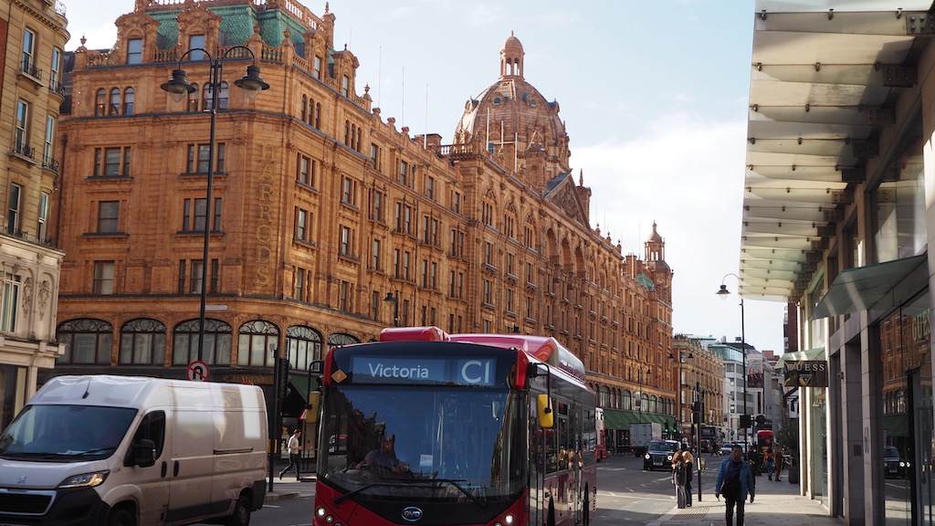 야외, 육상 차량, 차량, 건물, 하늘, 거리, 운송 모드, 자동차, 도로, 밴, 교통, 시티, 바퀴, 버스, 운전, 레드, 여행