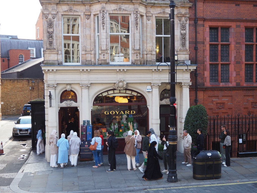 건물, 야외, 자동차, 육상 차량, 사람들, 차량, 창문, 도시, 사람, 도로, 폐기물 컨테이너, 혼용, 공공 장소, 거리, 시티, 보도