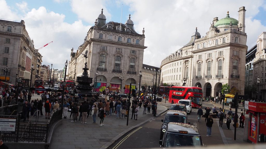 야외, 하늘, 구름, 건물, 육상 차량, 차량, 자동차, 도로, 도시, 보행자, 교통, 도시 광장, 사람들, 다운타운, 시티, 거리, 여행, 길, 사람, 군중, 붐비는, 사각형