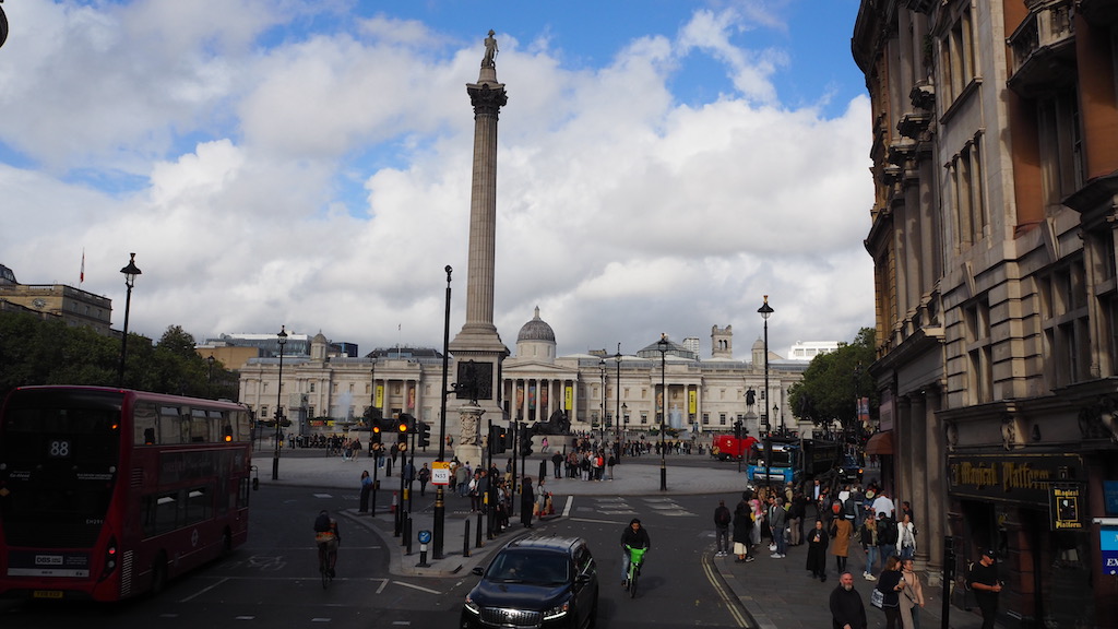 야외, 하늘, 구름, 육상 차량, 차량, 도로, 자동차, 버스, 거리, 건물, 밴, 교통, 차량 번호판, 가로등, 도시, 인프라, 시티, 기둥, 사람들, 여행